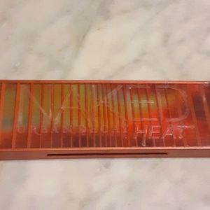Urban Decay Naked Heat Eyeshadow Palette. Hardly Used. With Brush. Make offer.